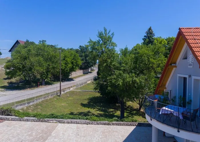 Tulipan Vendeghaz בית הארחה 3*