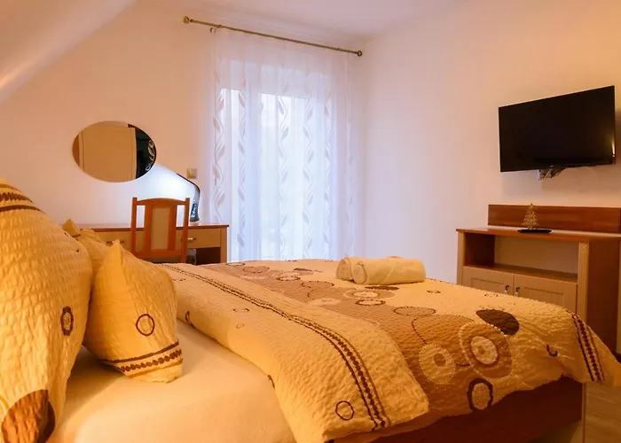 Tulipan Vendeghaz בית הארחה 3*